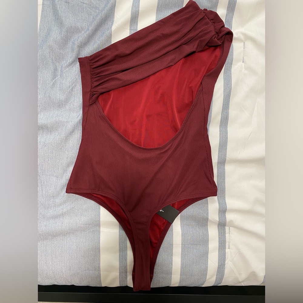NWT Lulus Confidence and Charm Wine Red Ribbed Knot One Shoulder Bodysuit - Picture 4 of 5